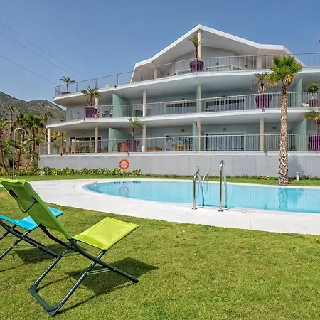 New Luxury 3-bedroom Seaview Apartment