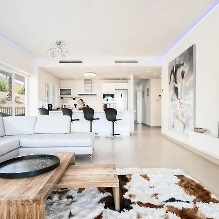 New Luxury 3-bedroom Seaview Apartment