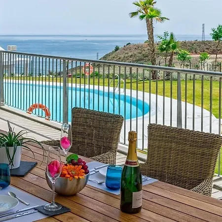 New Luxury 3-bedroom Seaview Apartment *