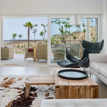 New Luxury 3-bedroom Seaview *