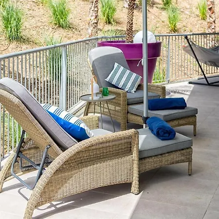 New Luxury 3-bedroom Seaview *