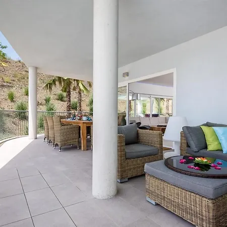 Apartment New Luxury 3-bedroom Seaview