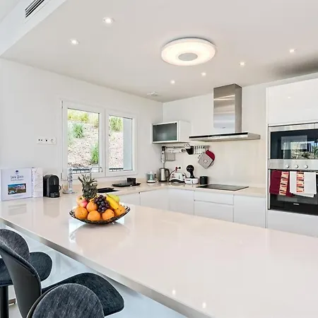 New Luxury 3-bedroom Seaview Apartmán